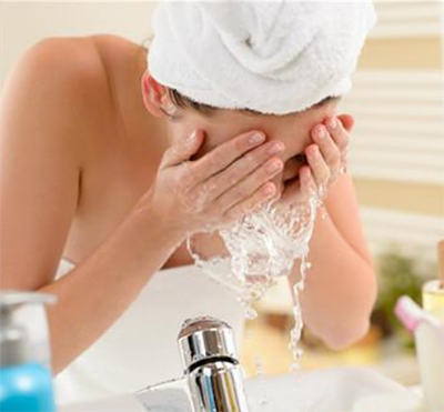 The difference between cleansing gel and facial cleanser